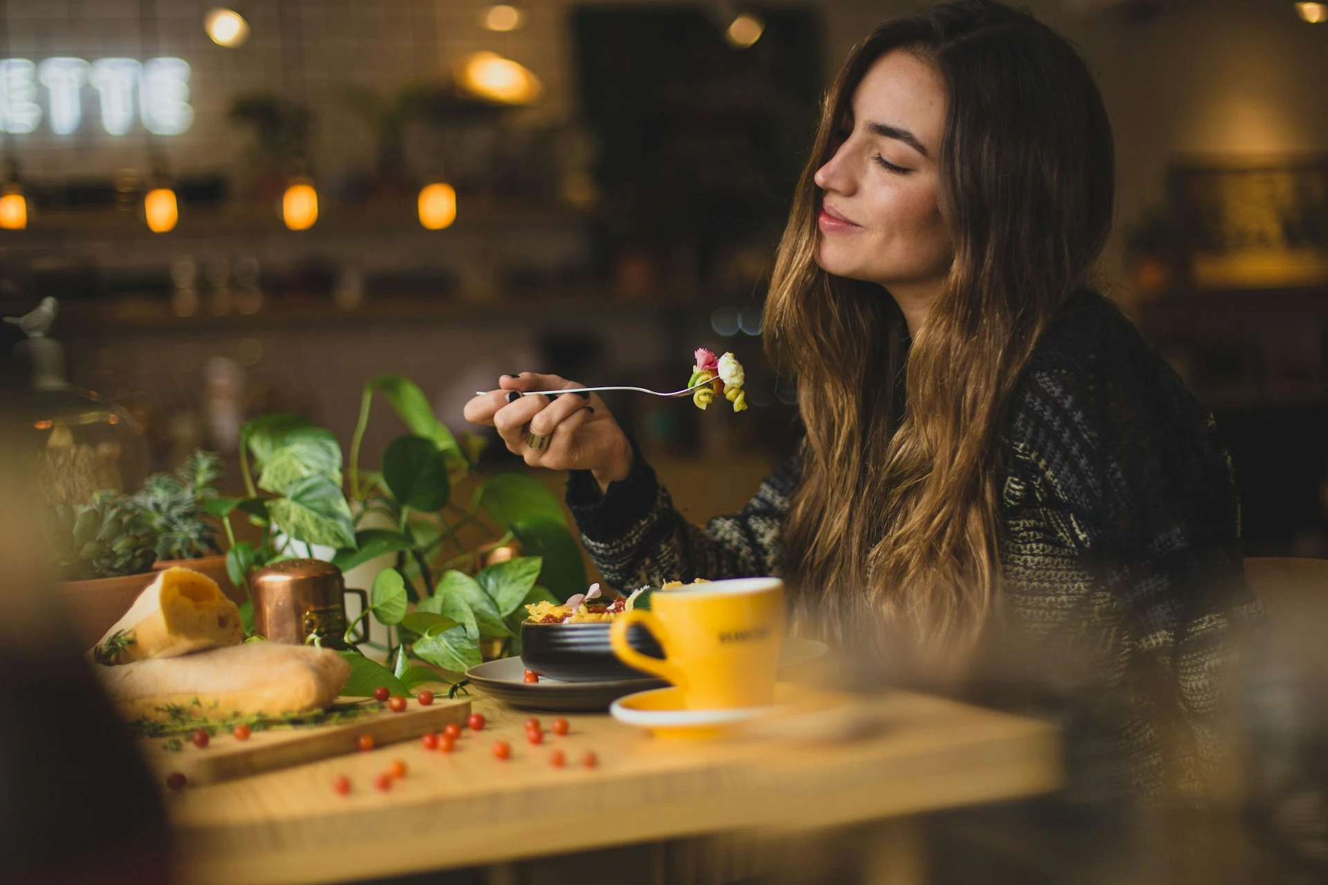 mujer comiendo restaurante